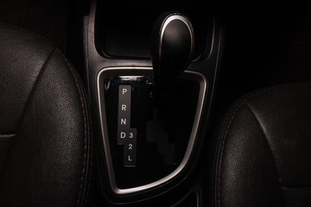 自动交换。自动车辆，变速杆。高品质汽车照片图片下载