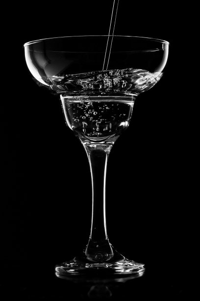 苦艾酒，黑色背景图片下载