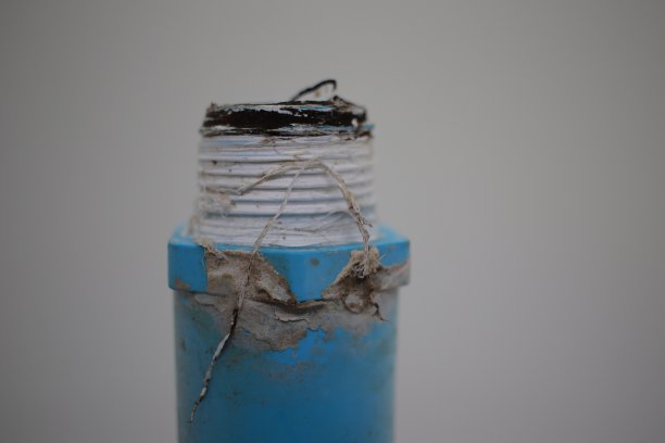 白色背景的旧PVC管图片下载