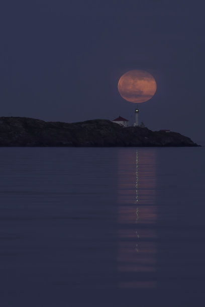 满月从加拿大维多利亚的试岛灯塔后升起图片下载
