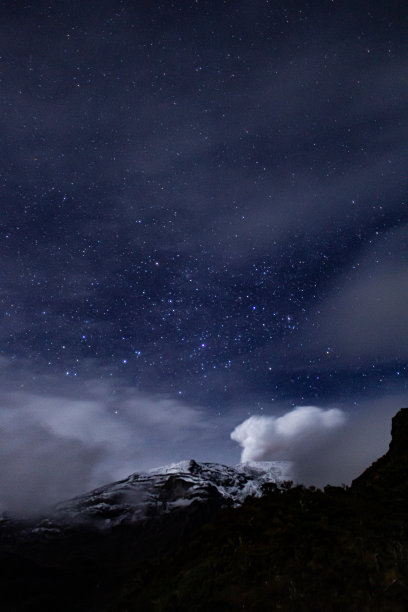 有雪和星星的山图片下载
