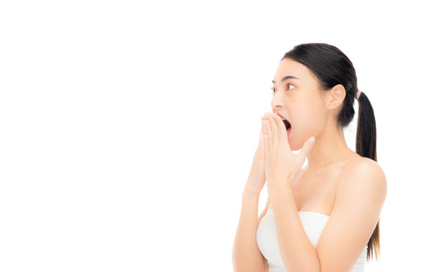 惊讶的快乐的美丽亚洲女人看复制空间在兴奋的喊和哇脸表情丰富的面部表情美丽的女孩表现得像一个满意的产品孤立在白色背景图片下载