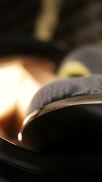 非常旧的耳机特写镜头:录音棚。隔音工作室的耳机。录制音频图片下载