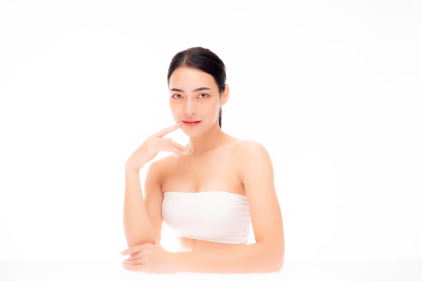 美丽的亚洲年轻女子与清洁新鲜的皮肤隔离在白色背景美容面部护理面部皮肤护理美容美容和水疗面部治疗概念亚洲女性肖像自信图片下载