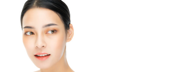 美丽的女人脸与自然的妆容自然健康的面部皮肤美丽的亚洲模特女人显示新鲜保湿的脸在白色的背景近距离面部护肤美丽的女孩脸的概念，她看着复制空间图片下载