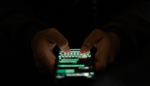 手持智能手机发送信息图片下载