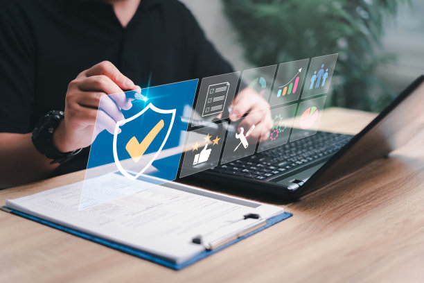 质量保证和客户满意的理念，商人使用笔记本电脑评估客户满意状况，提高汽车零部件检验服务质量图片下载