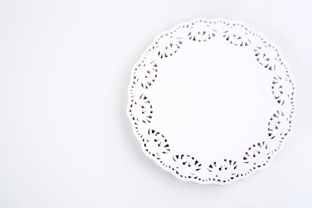 有褶边的白色圆餐巾图片下载