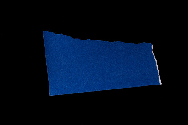 黑色背景上的破纸图片下载