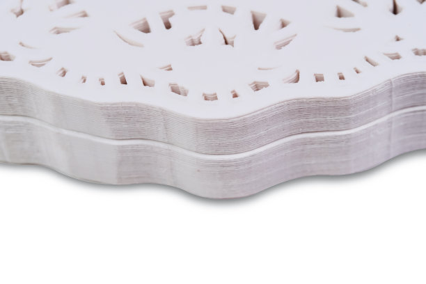 有褶边的白色圆餐巾图片下载