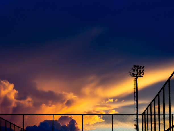 火红的橙色日落天空。美丽多彩的天空。图片下载