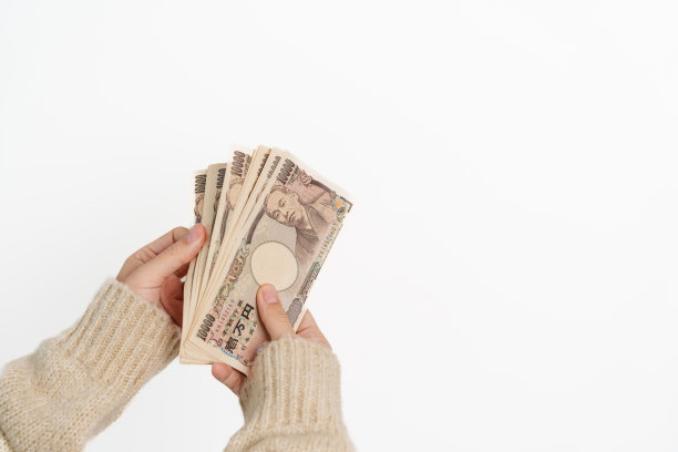 妇女手握日元钞票堆。一千日元。日本现金，税收，经济衰退，通货膨胀，投资，金融和购物支付概念图片下载