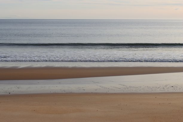 俯瞰一层层的海水、海浪和沙滩图片下载
