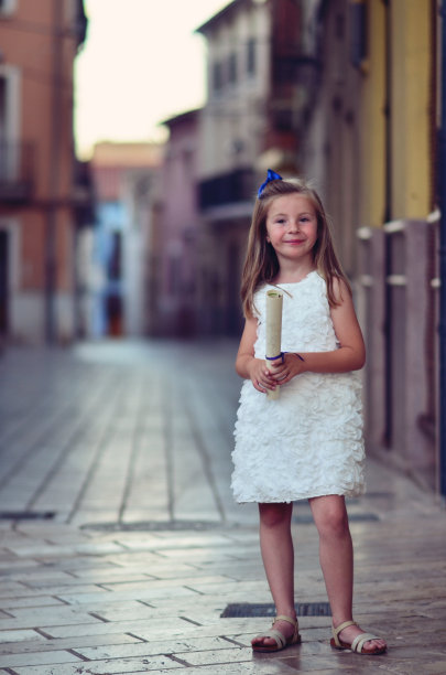 孩子拿着毕业证在外面毕业图片下载