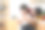 亚洲小孩和妈妈在厨房啃苹果。迷人的妈妈教导和支持年轻的男孩女儿照顾他的牙齿，吃水果醒来后在家里进行保健。图片下载