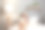 平静微笑的女人戴着睡眠面具坐在床上，拿着笔记本电脑，拿着手机，查看社交网络或邮箱，享受早上的空闲时间。图片下载