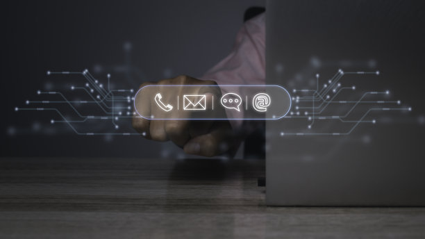 商务人员通过计算机在线访问联系。图片下载