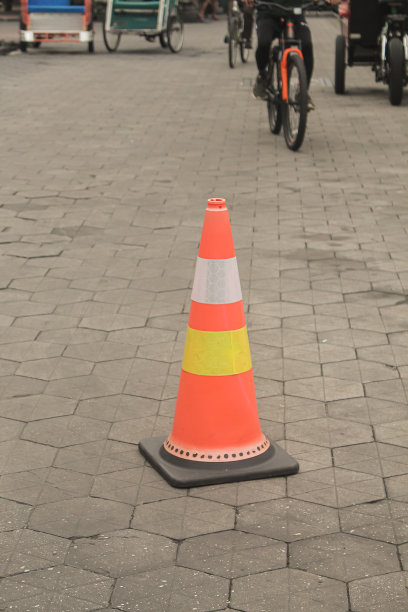 有白黄线的交通锥图片下载