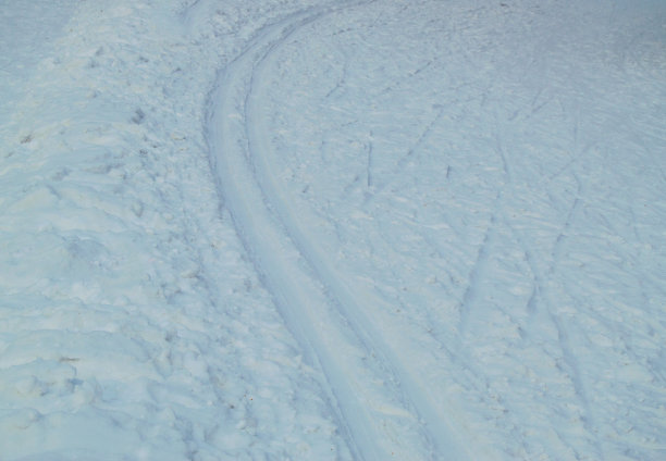 冬季公园有一条越野滑雪道。城市体育活动图片下载