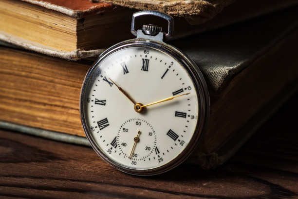 旧书背景上的复古怀表图片下载