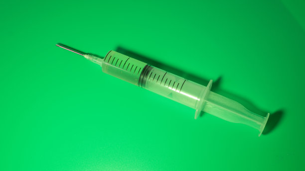 绿色背景下的医用注射器图片下载