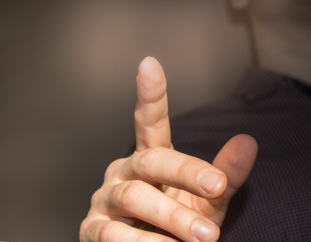 人点击虚拟触摸屏，手指抬起，未来商业图片下载