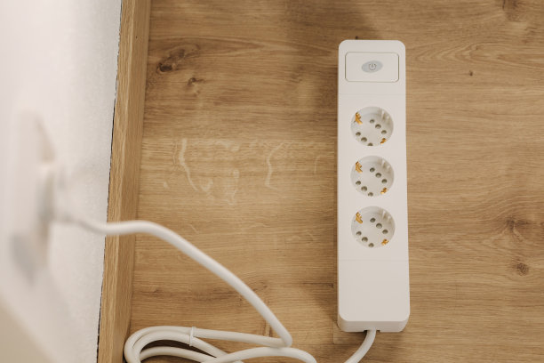 家用过载电源板的白色电缆连接器俯视图。每个隔间装两箱药图片下载