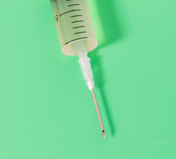绿色背景下的医用注射器图片下载