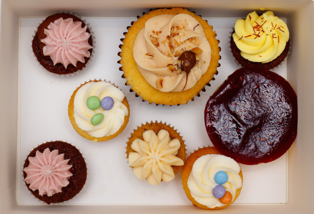 盒子里有美味多彩的纸杯蛋糕图片下载