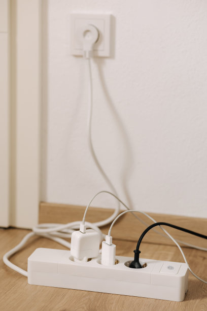 现代电缆连接器重载电源板在家里。延长线上插满了插座图片下载