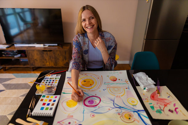 一个满足的女艺术家的肖像在她的公寓图片下载