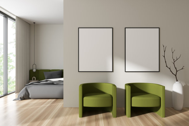 明亮的工作室内部与床的正面视图，全景窗口图片下载