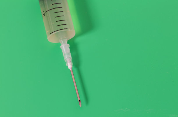绿色背景下的医用注射器图片下载