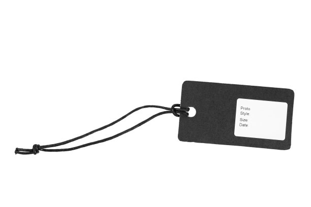 空白标签系挂在产品上显示价格或折扣在白色孤立的背景。图片下载