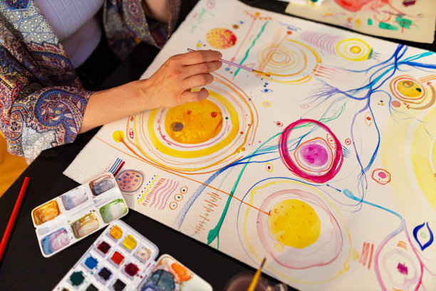 不知名的女艺术家正在创作抽象艺术图片下载