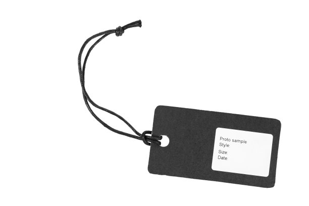 空白标签系挂在产品上显示价格或折扣在白色孤立的背景。图片下载