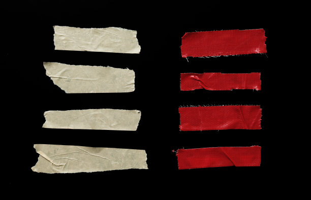 一套通用的黄色和红色胶带隔离在黑色上图片下载