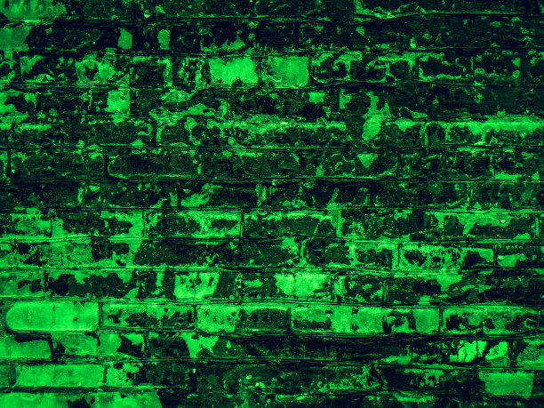 深绿色明亮的垃圾质地的旧红砖墙与损坏和剥落的油漆图片下载