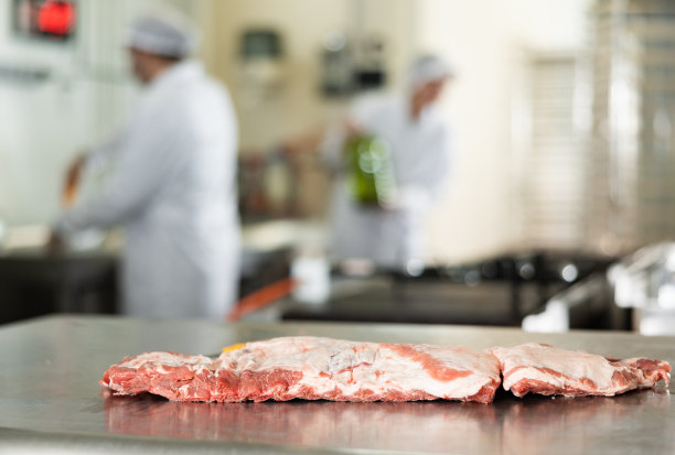 屠宰场切肉台上的新鲜生排骨图片下载