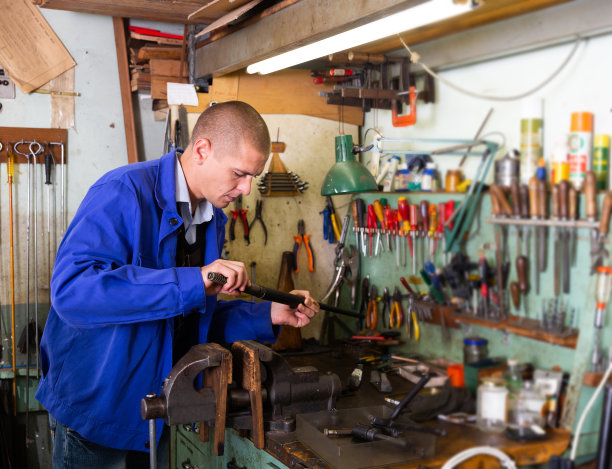 在武器车间，经过诊断和修理后，枪手正在组装霰弹枪图片下载