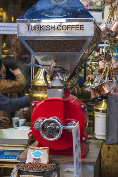 用大型研磨机烘焙咖啡豆图片下载