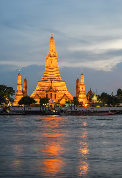 日落时分，泰国曼谷的阿润寺图片下载