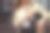 特写照片的女性手把手机放在小黑钱包图片下载