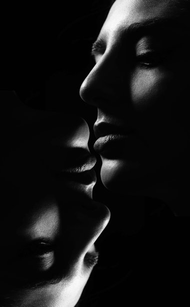 美丽的女人脸剪影肖像照明与光在黑暗的背景图片下载