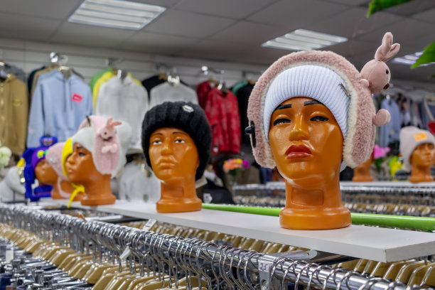 廉价商店里戴着滑稽帽子的女性头部模型。无味，购物成瘾。妇女节图片下载