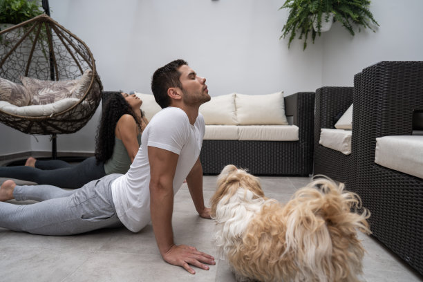 一对夫妇在客厅里冥想图片下载