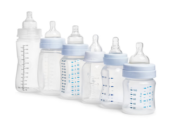 白色背景上有许多不同的空婴儿奶瓶图片下载