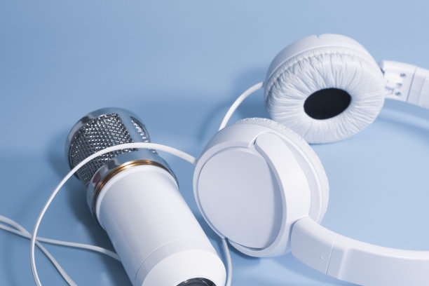 白色耳机和麦克风，在蓝色背景上录音图片下载