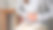 一个生病的女人肚子痛的特写图像，腹部疼痛时坐在家里的沙发上图片下载