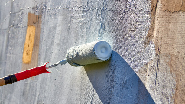 秋季用灰色油漆粉刷住宅楼的墙壁图片下载